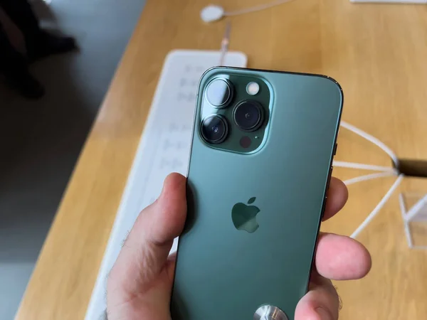 Primo piano del nuovo e sofisticato iPhone 13 Pro verde alpino — Foto Stock