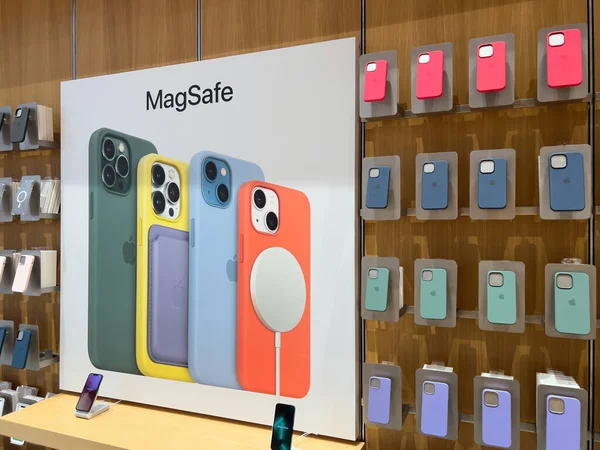 Multiple Silicone Case with MagSafe on sale presentation of new colors during the sales launch at the Apple Inc. flagship store — Stock Photo, Image