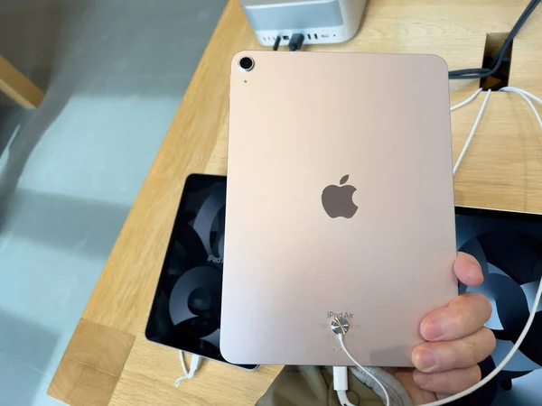 Apple SE 3 smartphone, iPad Air 5 tableta, Mac Studio M1 Ultra, y la nueva pantalla de estudio durante el lanzamiento de las ventas — Foto de Stock