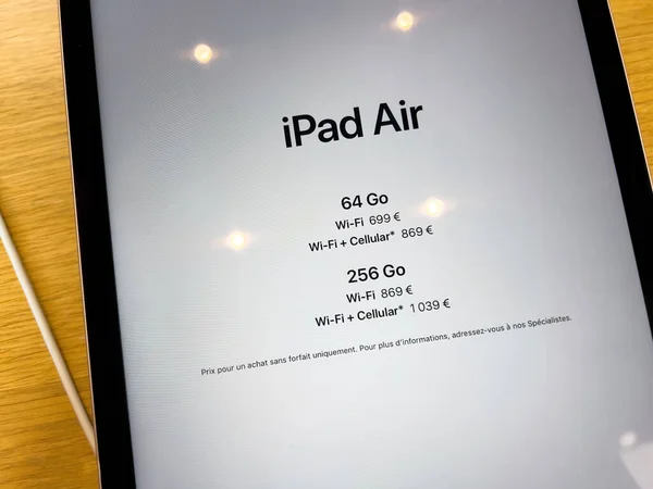 Primer plano de la nueva tableta iPad Air 5 con precios de 64 gb y 256 gb wi-fi celular durante las ventas de lanzamiento de la tableta y el teléfono inteligente Apple SE 3, Mac Studio M1 Ultra, y la nueva pantalla de estudio —  Fotos de Stock