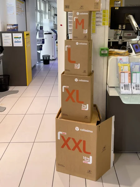 Vários pacotes com pacotes de encomendas postais Colissimo com M, L, XL, XXL pequeno, médio, extra grande — Fotografia de Stock