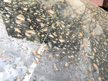 Yakın çekim makro su damlaları, Fransa 'daki Celia fırtınası üstüne Sahara tozu ile karışık kum kirli araba.,