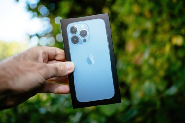 iPhone 13 Pro akıllı telefon yeşil bahçe park arka planına sahip