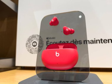 Apple SE 3 akıllı telefon, iPad Air 5 tableti, Mac Studio M1 Ultra ve yeni Stüdyo Ekranı satış açılışı sırasında