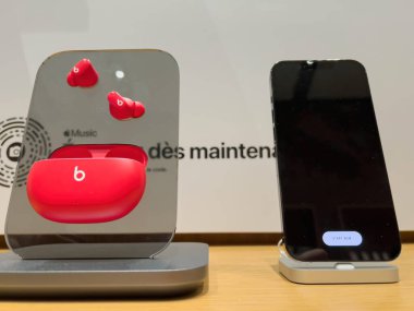 Apple SE 3 akıllı telefon, iPad Air 5 tableti, Mac Studio M1 Ultra ve yeni Stüdyo Ekranı satış açılışı sırasında