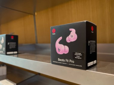 New Beats Fit Pro gerçek kablosuz ses iptal kulaklık paketi Apple Inc. Flagship mağazasında satış sırasında