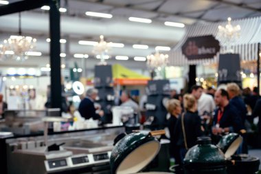 İnsanların adil - siluet ob iş insanlarını ziyaret etmelerine odaklanmamış iletişim konuşmaları