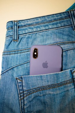 Yeni Apple Bilgisayarlı kot pantolonların arka cebinde çift kameralı akıllı telefon iPhone - altın renkli telefon