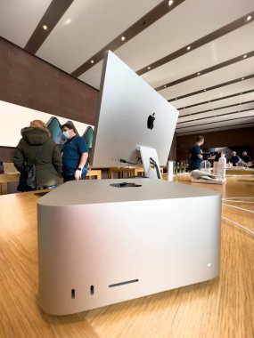 Apple SE 3 akıllı telefon, iPad Air 5 tableti, Mac Studio M1 Ultra ve yeni Stüdyo Ekranı satış açılışı sırasında