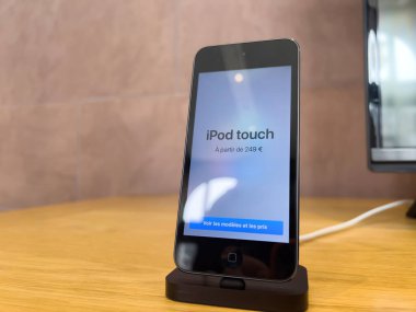 Apple Bilgisayarlarının aygıtı olarak Apple Store 'da gösterilen en son iPod müzik çalar ürününün kahraman nesnesi indirimde