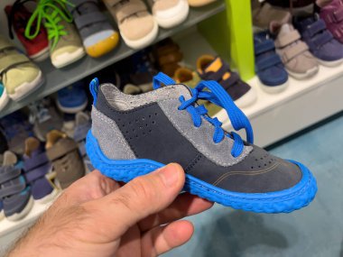 Pov erkek el alışverişi küçük mavi çocuk ayakkabısı