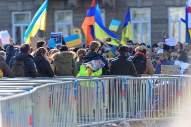 Yetişkinler ve çocuklar, Rus Konsolosluğu önünde Ukraynalılarla dayanışma içinde olmak ve Rus işgalinden sonra savaşa karşı olmak üzere toplandı.