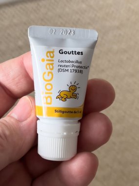 BioGaia Lactobacillus reuteri Protectis ile POV erkek el ele şişesi