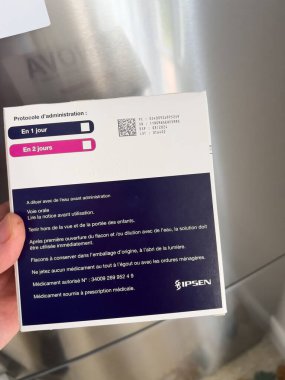 Izinova 'nın gri tıbbi geçmiş paketine karşı tutulan POV erkek eli