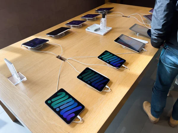 Apple SE 3 smartphone, iPad Air 5 tablet, Mac Studio M1 Ultra, i nowy wyświetlacz Studio podczas premiery sprzedaży — Zdjęcie stockowe