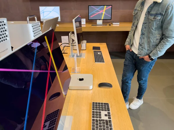 Apple SE 3 smartphone, iPad Air 5 tableta, Mac Studio M1 Ultra, y la nueva pantalla de estudio durante el lanzamiento de las ventas — Foto de Stock