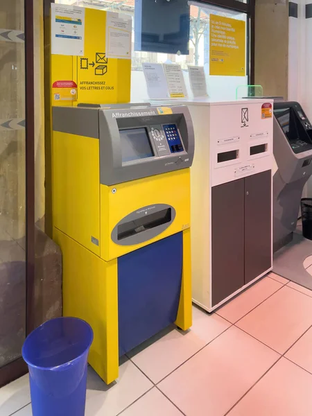 Vista laterale delle macchine per il contatore delle spese postali denominate Lisa Libre Service Affranchissement prodotte da MONETE — Foto Stock