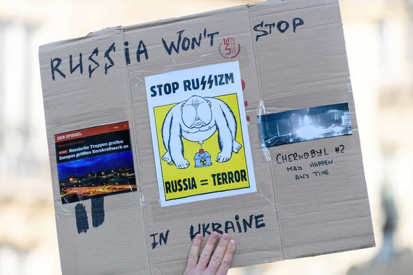 Rus Konsolosluğu 'nun Ukraynalılarla dayanışma içinde olmasını protesto etmek ve savaşa karşı çıkmak — Stok fotoğraf