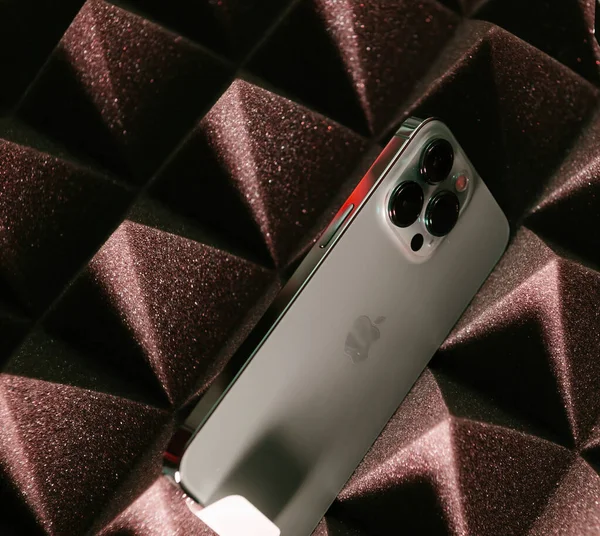 Odboksowanie zbliżenie nowego potrójnego aparatu na nowym iPhone 13 Pro Max Sierra Blue — Zdjęcie stockowe