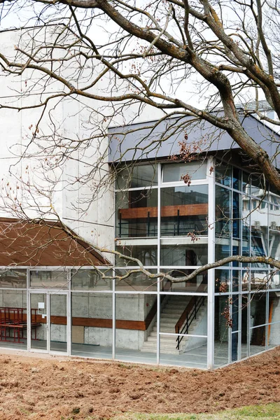 Deel van het lege vintage gebouw op de campus van de universiteit van Straatsburg — Stockfoto
