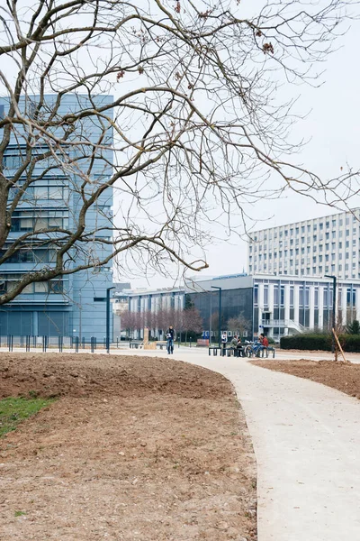 Une partie du bâtiment vintage sur le campus de l'Université Strasbourg avec peu d'étudiants en arrière-plan marchant manger — Photo