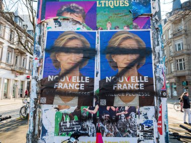 Yeni Fransa 'dan Valerie Pecresse' nin siyasi kampanya portrelerinin önündeki Z işareti