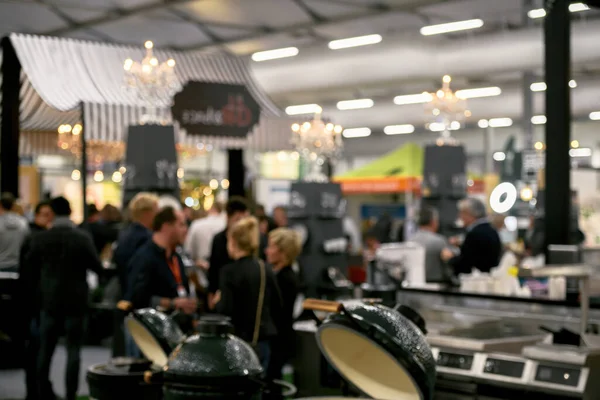 Fuarı ziyaret eden insanların odaklanmış görünümü