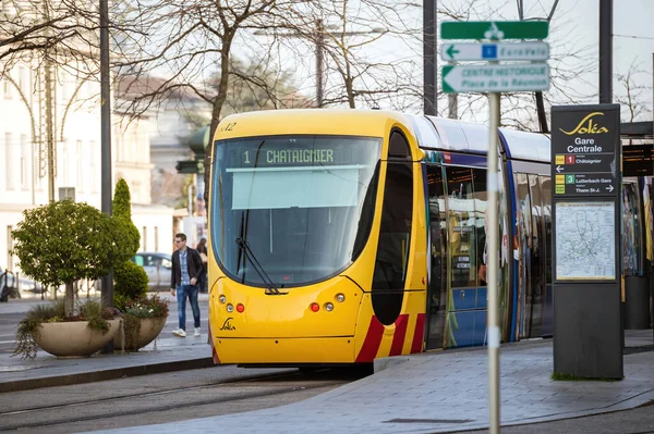 Vista frontale di 1 Chataignier giallo Tramway de Mulhouse trasporto pubblico alla stazione Gare Centrale — Foto Stock