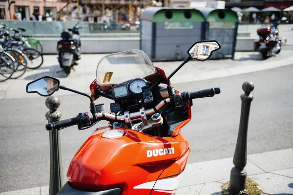 Novo esporte vermelho Ducati italiano motocicleta estacionada no centro da cidade - fundo desfocado — Fotografia de Stock