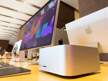 Yeni Apple Bilgisayarlarının yakın plan görüntüleri Mac Studio M1 Ultra ve Apple Store 'da satılık Stüdyo Ekran Monitörü