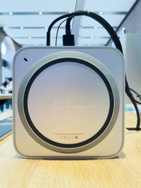 Yeni Mac Studio Macintosh 'un kahraman nesnesi. Apple Inc. tarafından tasarlanmış, üretilmiş ve satılmış küçük bir faktör çalışma istasyonu..