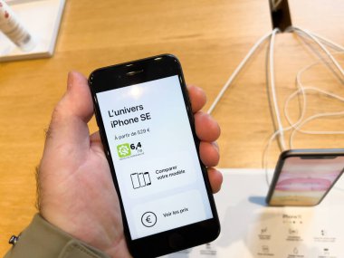 Ekran ve tamir edilebilirlik indeksiyle karşılaştırmalı iPhone SE akıllı telefonu