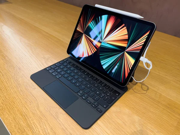 Nueva tableta Apple Computers iPad Pro en el icónico teclado mágico — Foto de Stock