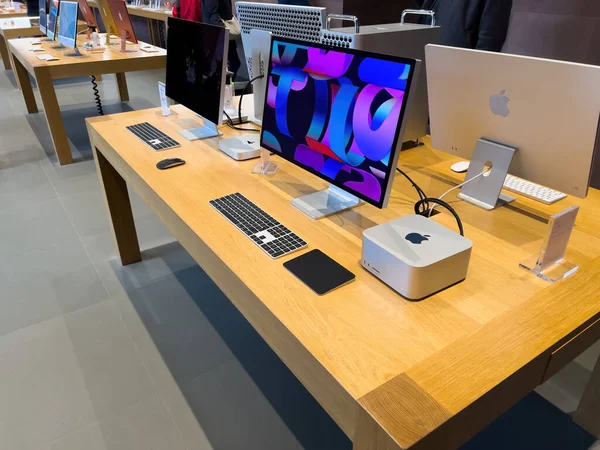Apple Computers Mac Studio M1 Ultra con monitor de pantalla Studio para la venta en Apple Store — Foto de Stock
