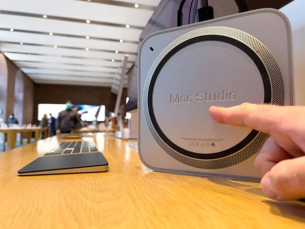 POV samec ruční hoilding nové Mac Studio Macintosh - malá forma faktor pracovní stanice navržené, vyrobené, a prodávané Apple Inc. — Stock fotografie