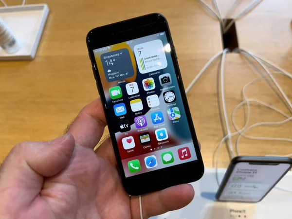 POV au nouveau smartphone Apple Computers iPhone SE avec nouveau processeur, connexion Internet 5G LTE et caméra rapide — Photo