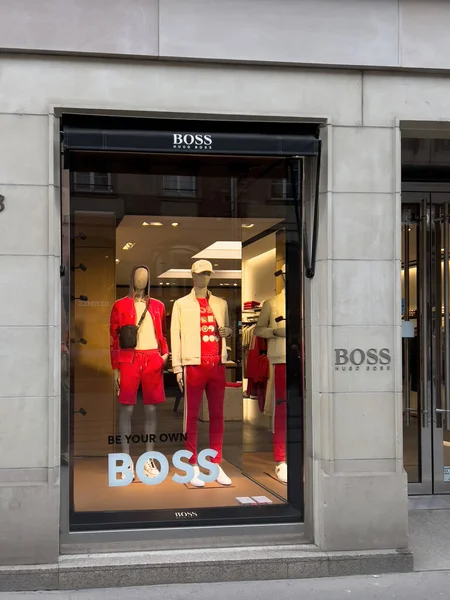 Hugo Boss mode lyx kläder butik i franska staden med nya och gamla logotyper insignier efter omprofilering — Stockfoto