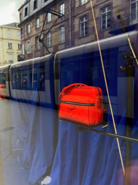 Güzel Louis Vuitton kadın çantasının sunumu Fransız şehrinde tramvay yansımalarıyla süsleme vitrininde sunulmuştur.