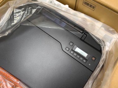 Yeni bir Canon PIXMA G550 tek işlevli yazıcının karton kutusu ve yüksek kaliteli fotoğraf baskısı için doldurulabilir altı adet boya bazlı mürekkep tankı.