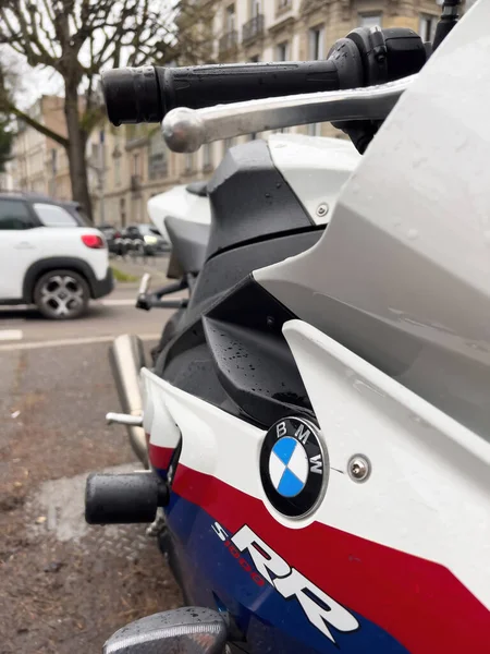 Nahaufnahme des BMW-Logos auf dem schnellen RR S1000 mit 205 PS — Stockfoto