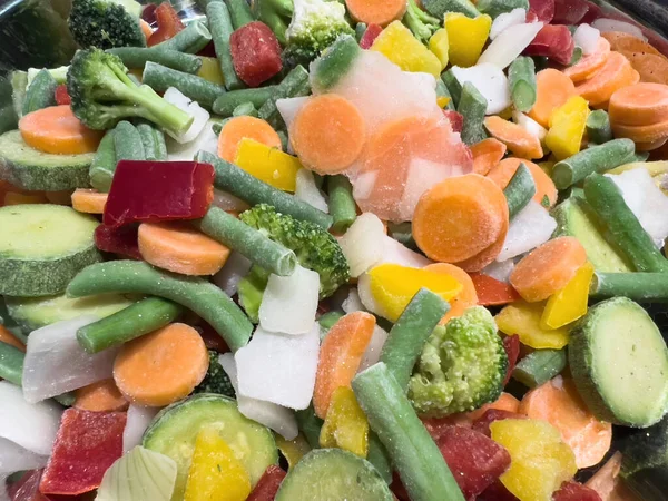 Frysta grönsaker, färska eller kylda, med delar av spenat, broccoli, blomkål, ärter, majs, sötpotatis — Stockfoto