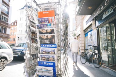 Emmanuel Macron gazetesi, 10 Nisan 2022 'deki Fransa başkanlık seçimlerinin birinci turundan bir gün sonra Le Pen Denizcisi