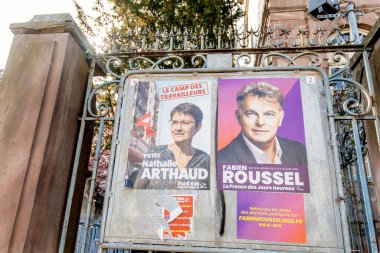 Fransa 'da başkanlık seçimi, Strasbourg' daki belediye binası önünde Nathalie Arthaud ve Fabien Roussel 'in yer aldığı
