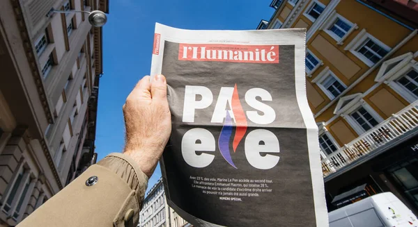 Перерыв газеты Эммануэль Макрон, Марин Ле Пен на следующий день после первого тура президентских выборов во Франции 10 апреля 2022 года — стоковое фото
