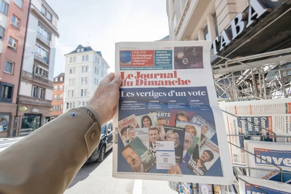 Rompiendo el periódico Emmanuel Macron, Marine Le Pen un día después de la primera vuelta de las elecciones presidenciales francesas del 10 de abril de 2022 —  Fotos de Stock