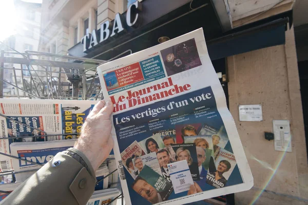 Перерва газети Emmanuel Macron, Marine Le Pen через день після першого туру президентських виборів 10 квітня 2022 року — стокове фото