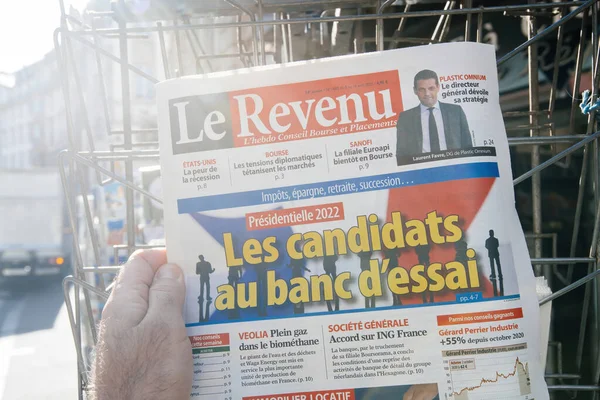 Przełomowa gazeta Emmanuel Macron, Marine Le Pen dzień po pierwszej turze wyborów prezydenckich 10 kwietnia 2022 r. — Zdjęcie stockowe