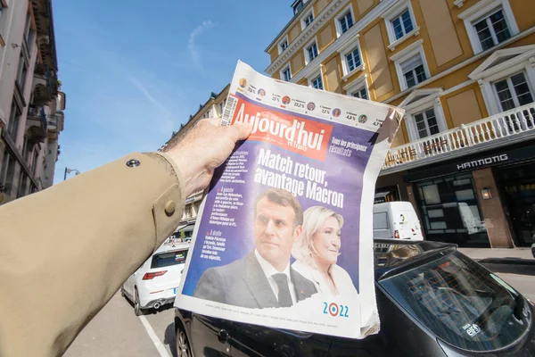Rompiendo el periódico Emmanuel Macron, Marine Le Pen un día después de la primera vuelta de las elecciones presidenciales francesas del 10 de abril de 2022 —  Fotos de Stock