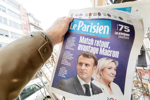 Przełomowa gazeta Emmanuel Macron, Marine Le Pen dzień po pierwszej turze wyborów prezydenckich 10 kwietnia 2022 r. — Zdjęcie stockowe