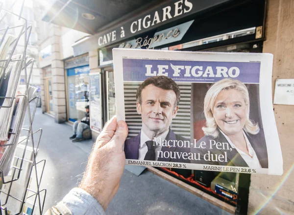 Le Figaro Breaking newspaper Emmanuel Macron, Marine Le Pen un día después de la primera vuelta de las elecciones presidenciales francesas del 10 de abril de 2022 — Foto de Stock